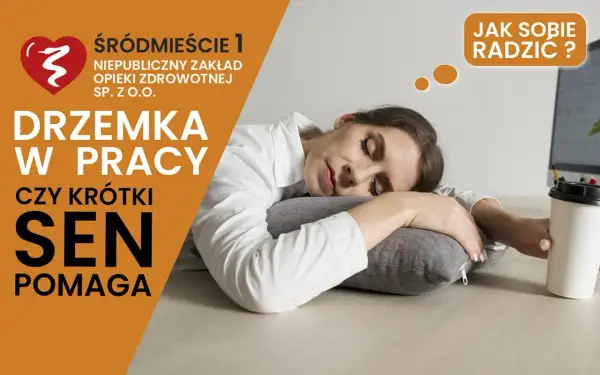 Zmęczona pracownica śpi na poduszce przy biurku. Czy drzemka w pracy pomaga? Obraz nawiązuje do światowego dnia snu.