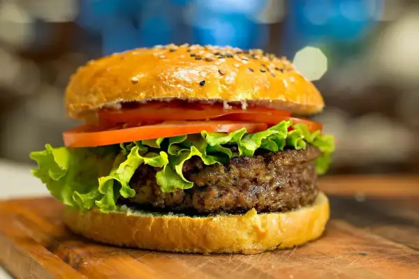 Skąd pochodzi hamburger? Rozwikłaj zagadkę niemiecko-amerykańskich korzeni.