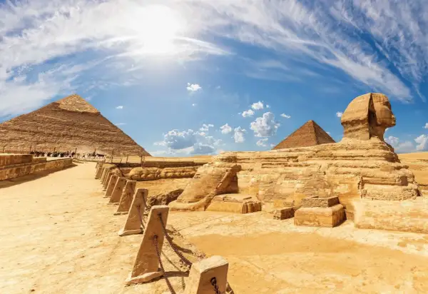 Le Sphinx de Gizeh, gardien des pyramides, veille sur le désert. Un monument emblématique de la mythologie égyptienne.
