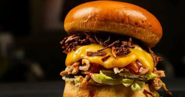 Jak złożyć hamburgera, aby nie rozpadł się podczas jedzenia?