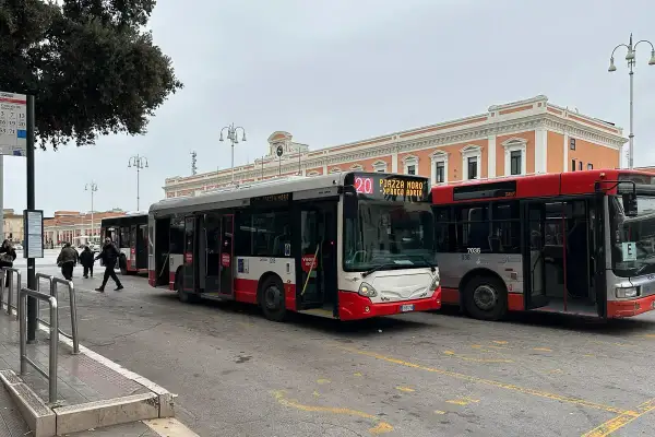 Autobusy komunikacji miejskiej w Bari czekają na pasażerów. Jeden z nich, linia 20, kieruje się na Piazza Moro.