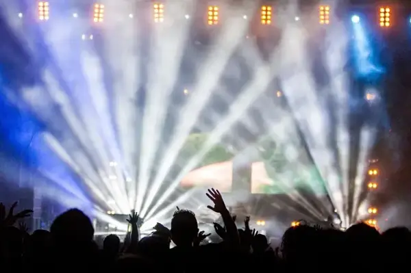 Ile zarabia DJ w klubie? Zaskakujące fakty o wynagrodzeniach