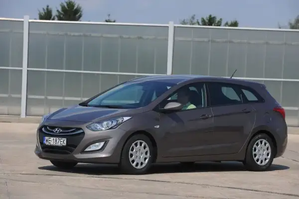 Szary Hyundai i30 II kombi. Zastanawiasz się, jakie żarówki do hyundai i30 ii wybrać, by zapewnić najlepszą widoczność?