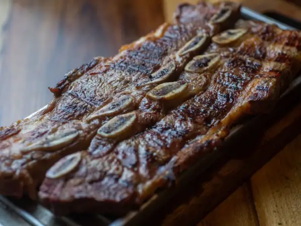 Costillas de res jugosas, con un dorado perfecto, listas para disfrutar. Un delicioso churrasco al horno.
