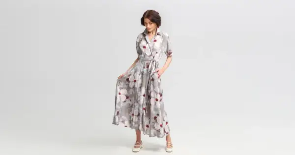 Elegancka sukienka w kwiaty, idealna odpowiedź na pytanie jak się ubrać na wesele po 50. Lekki materiał i stylowy krój.