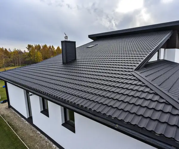 Jaka grubość blachy na dach? Wybierz mądrze, uniknij kosztów napraw