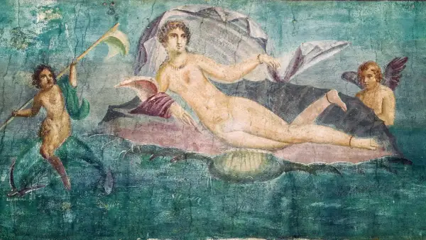 Fresque romaine : Vénus, symbole de beauté et d'amour, nage sur une coquille, entourée de putti et de créatures marines. L'aphrodite signification est ici représentée dans toute sa splendeur.