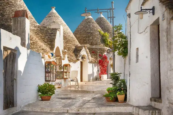 En charmig gränd i Alberobello, Italien, med sina ikoniska trulli-hus med koniska tak.