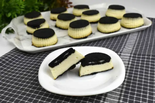 Mini serniczki oreo na tacy i talerzyku. Pyszne, kremowe, z warstwą ciasteczkową.