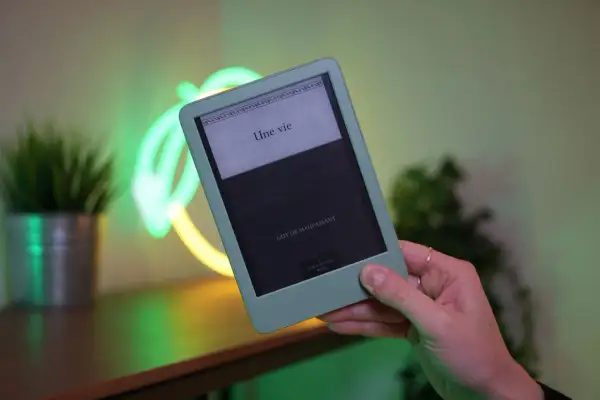 Une liseuse avec technologie e-ink affiche "Une vie" de Guy de Maupassant, dans une ambiance lumineuse et moderne.