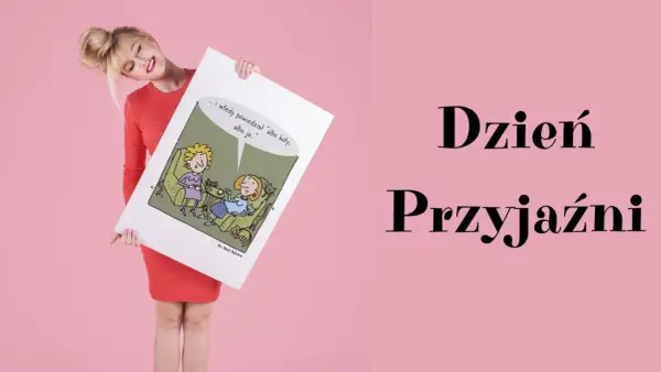 Kobieta z uśmiechem prezentuje komiks o kotach i przyjaźni, idealny na Dzień Przyjaźni.