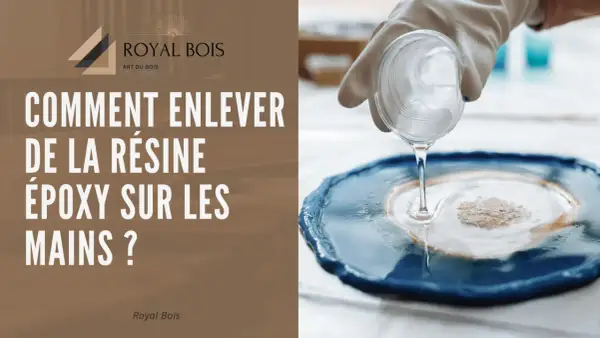 Main gantée verse de la résine époxy bi-composant sur un plateau bleu. Le titre demande comment enlever la résine époxy sur les mains.