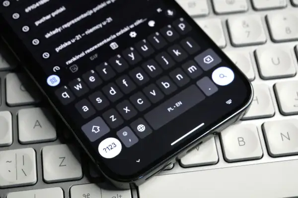 Szukasz sposobu, jak zmienić kolor klawiatury w telefonie? Na ekranie smartfona widać klawiaturę z literami i cyframi, gotową do pisania.