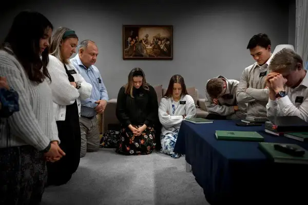 En grupp mormoner ber tillsammans. De följer sina mormoner regler och visar sin tro.