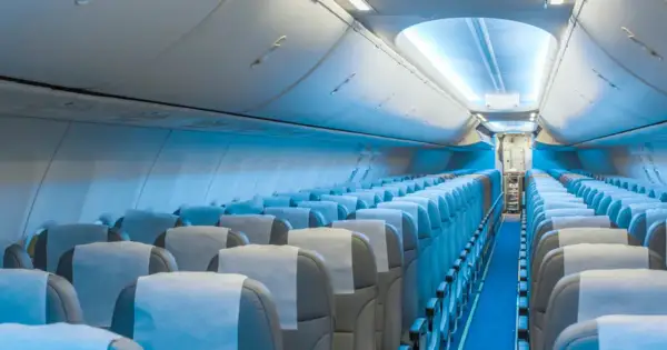 Wnętrze samolotu Boeing 787 LOT. Widok na rzędy pustych siedzeń, które tworzą rozkład miejsc w kabinie pasażerskiej.