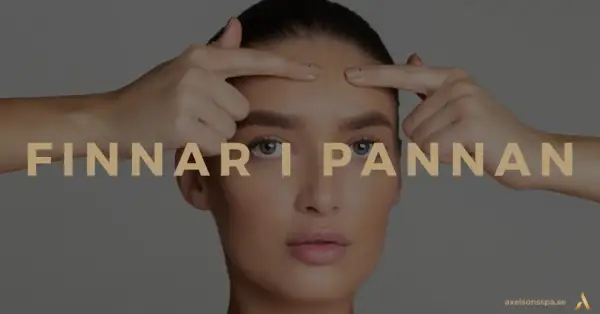 En kvinna undersöker sina finnar i pannan. Texten "FINNAR I PANNAN" visas över bilden.