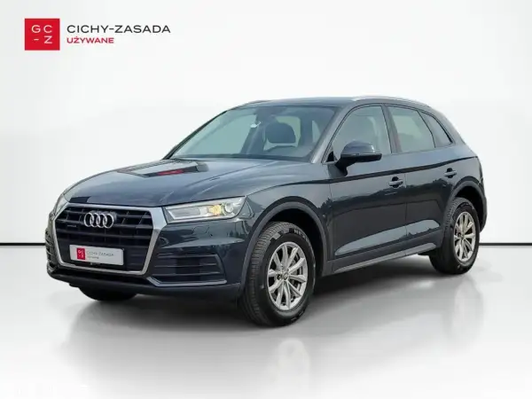 Ciemnoszary Audi Q5 2020. Sprawdź atrakcyjną audi q5 2020 cena w Cichy-Zasada.