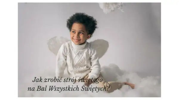 Uśmiechnięty chłopiec w białym swetrze i ze skrzydłami anioła, siedzi na chmurkach. Idealny pomysł na stroje świętych dla dzieci na bal.