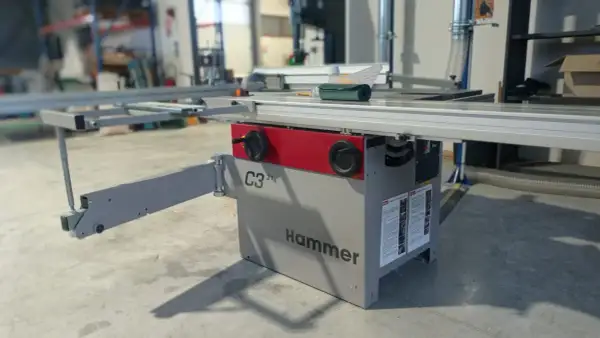 Une scie circulaire stationnaire Hammer C3 31, prête pour des coupes précises dans l'atelier.