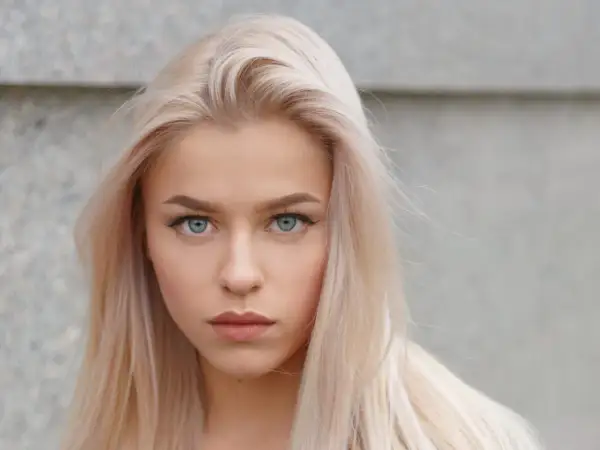 Blondynka o niebieskich oczach, idealne kolory dla niej to pastelowe odcienie.