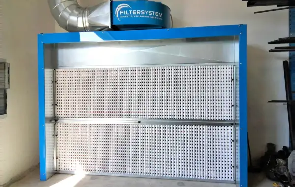 Impianto di aspirazione per la cattura di vapori e aspirazione solventi vernici. Filtri industriali per un ambiente di lavoro più salubre.
