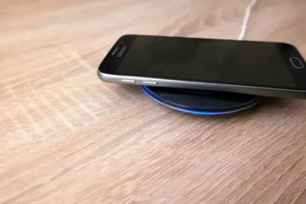 Samsung A52 nie ma ładowania indukcyjnego, ale ten model telefonu ładuje się bezprzewodowo na podstawce.