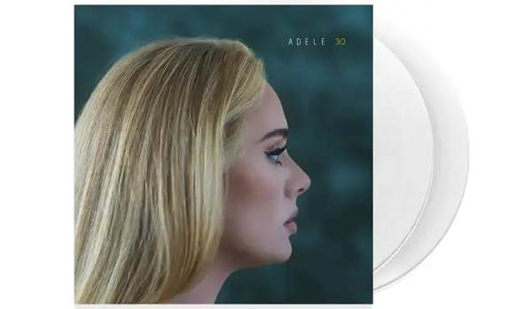 Adele 30 - okładka albumu z wokalistką w profilu i białymi płytami winylowymi.