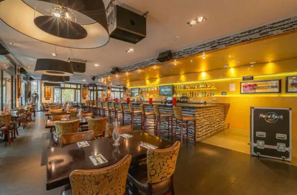 Das Hard Rock Cafe Berlin mit seiner goldenen Bar, bequemen Sitzgelegenheiten und Musik-Memorabilien lädt zum Verweilen ein.