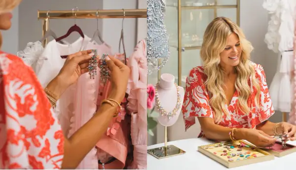 Caroline Svedberg Smycken: En kvinna väljer glittrande örhängen bland rosa kläder. En annan kvinna sorterar stenar för smycken.