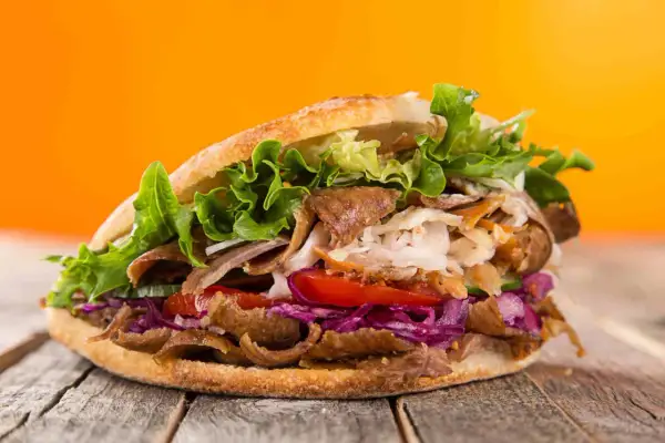 Pyszny kebab w bułce z mięsem, warzywami i sałatą. Zastanawiasz się, ile kalorii ma kebab w bułce?