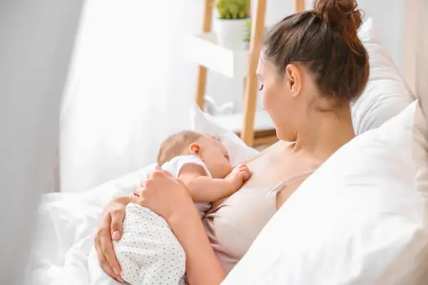 Mama karmi piersią dziecko. Karmienie co 3 godziny jak liczyć? To proste, obserwuj maluszka i jego potrzeby.