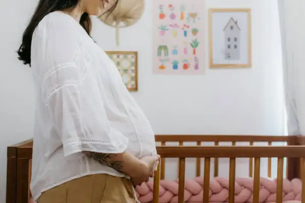 Objawy zbliżającego się porodu – jak zmieniają się ruchy dziecka i kiedy się niepokoić