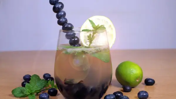 Najlepsze drinki z borówkami, które orzeźwią każdego miłośnika owoców