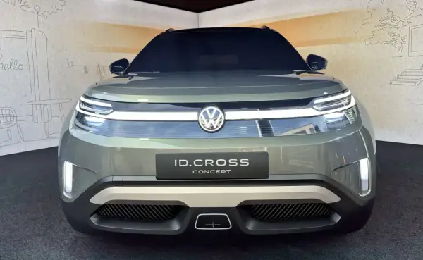 Przód koncepcyjnego Volkswagena ID. CROSS z charakterystycznymi światłami LED i logo marki.
