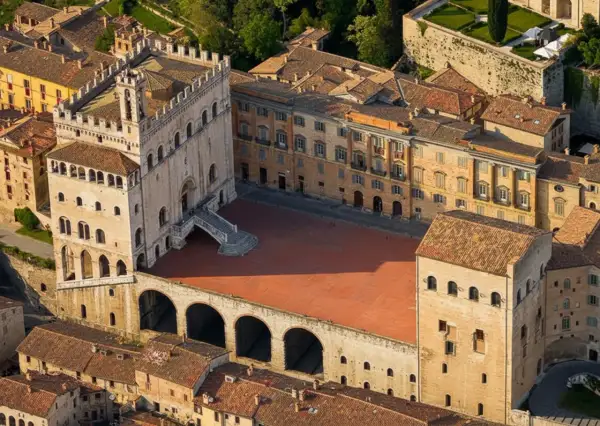 Vista aerea del centro storico medievale di Gubbio, con il Palazzo dei Consoli e la piazza principale.