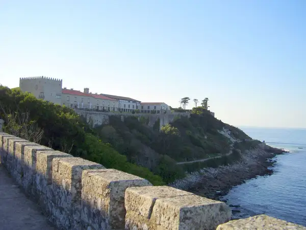 Edificio histórico en el monte de Baiona, con vistas al mar.