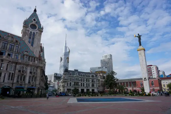 Batumi co zobaczyć: Plac z pomnikiem, nowoczesne wieżowce i zabytkowa architektura tworzą niepowtarzalny klimat.