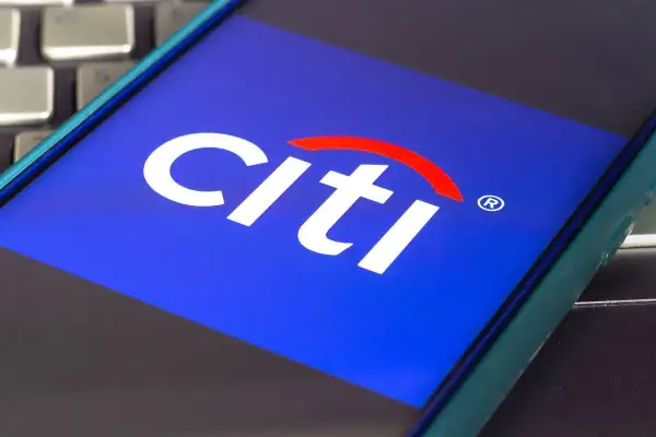 Ekran telefonu z logo Citi. Szukasz informacji, jak zamknąć konto w Citi Handlowy?