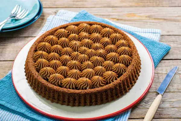 Una deliziosa crostata mascarpone e nutella, con una base scura e un ripieno cremoso a forma di stelle.