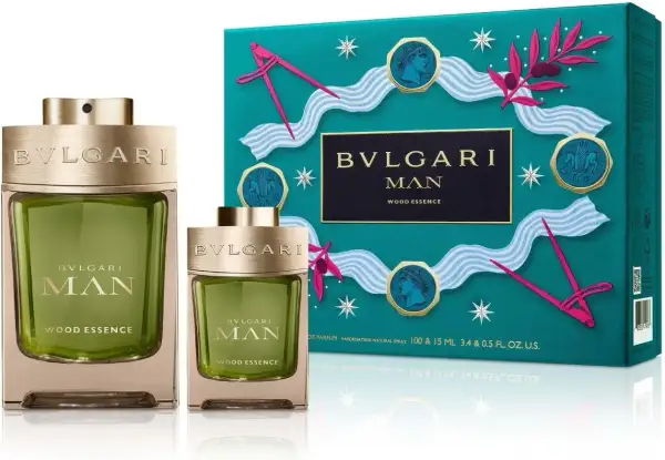 Dwa flakony i pudełko perfum Bvlgari Man Wood Essence w odcieniach zieleni i złota.