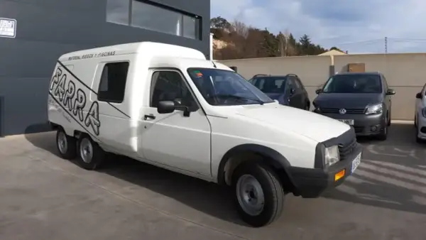 Biały Citroen C15 z podwójnymi tylnymi kołami i napisem "FARRA" na boku, gotowy do transportu materiałów.