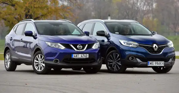 Dwa niebieskie SUV-y, Nissan Qashqai i Renault Kadjar, stoją obok siebie. To jedne z najmniej awaryjnych SUV-ów 10 letnich.