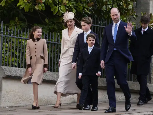 Kate Middleton hoy, junto a su familia, camina elegantemente. La princesa Charlotte, el príncipe George y el príncipe Louis la acompañan.