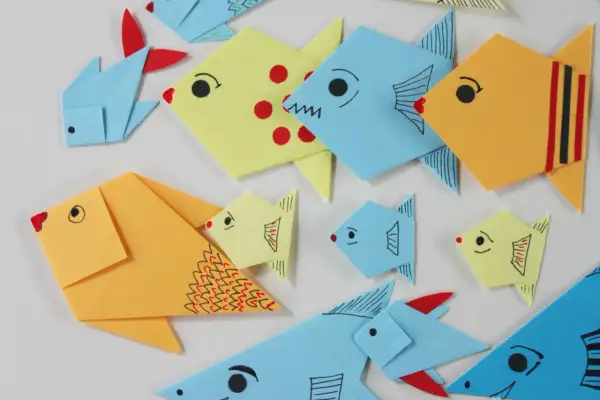 Kolorowe origami do druku w kształcie rybek, ozdobione rysunkami.