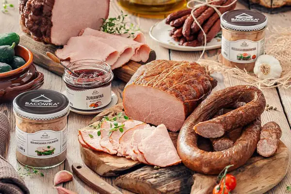 Wędliny Bacówka: pieczony schab, kiełbasa krakowska, żurawina i smalec. Pyszne, tradycyjne wyroby, które warto poznać.