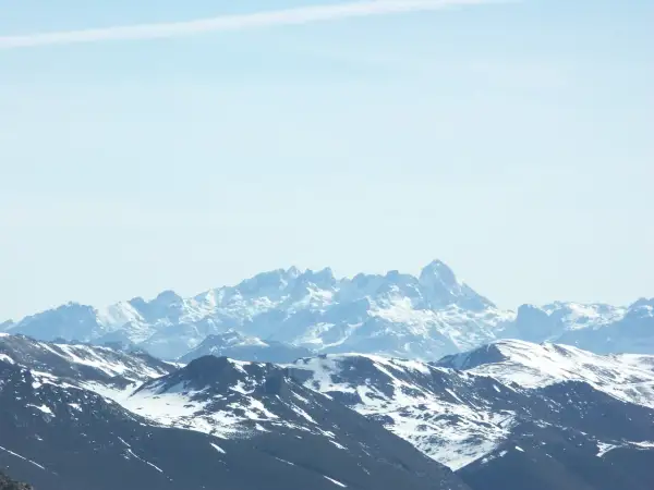 Picos nevados de Europa bajo un cielo azul claro.