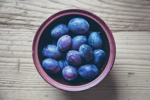 Un vasetto di prugne viola, succose e pronte a fare andare in bagno.