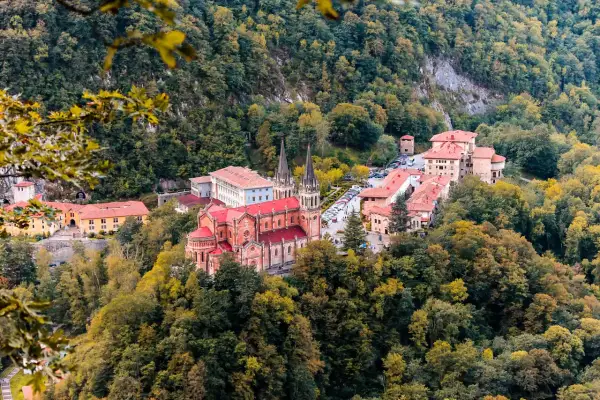 Basílica de Covadonga, rodeada de bosques otoñales. Un lugar emblemático cerca de las cuevas de Cangas de Onís.