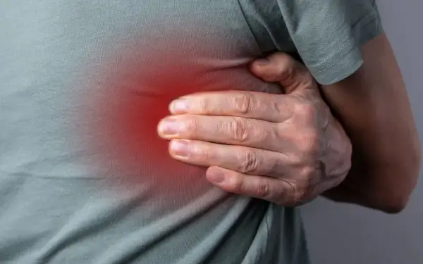 Uomo si tiene il fianco, con un'area rossa che indica un dolore tipo scossa elettrica.