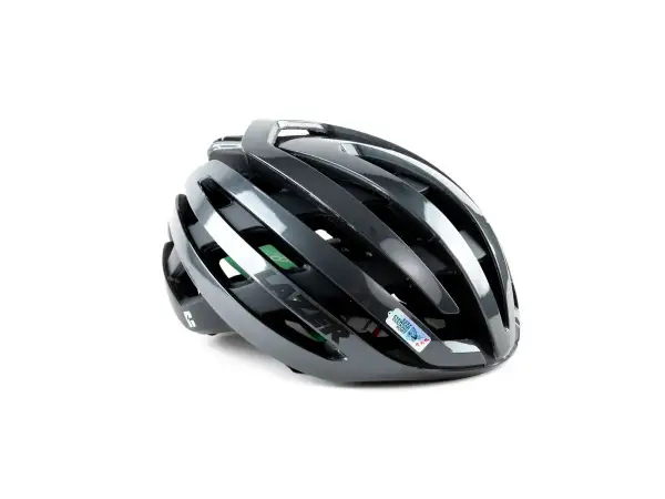 Ciemnoszary kask rowerowy Lazer z zielonymi wstawkami. Czy kask na rower jest obowiązkowy? Zawsze warto go mieć!